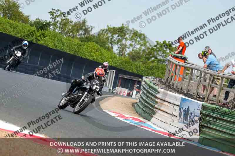 Vintage motorcycle club;eventdigitalimages;mallory park;mallory park trackday photographs;no limits trackdays;peter wileman photography;trackday digital images;trackday photos;vmcc festival 1000 bikes photographs
